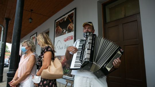 Odsłoniecie tablicy w miejscu dawngo sklepu rodzeństwa Malinowskich w Zamościu