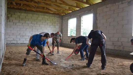Uczestnicy programu Liga NGOs pomagają w budowie hospicjum we Włodawie