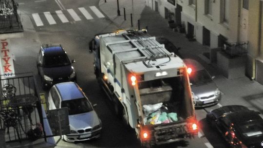 Śmieciarka hałasuje nocą w centrum Lublina