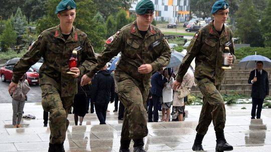 Kwiaty i znicze dla uczczenia ofiar II wojny światowej 