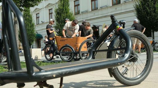 Pokaz rowerów cargo na placu Litewskim Pokaz rowerów cargo na placu Litewskim