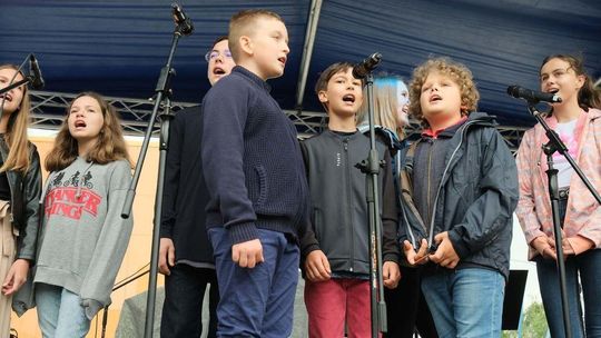 Festyn rodzinny przed nową szkołą przy ul Berylowej