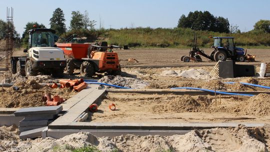 Budowa stadionu w Gołębiu