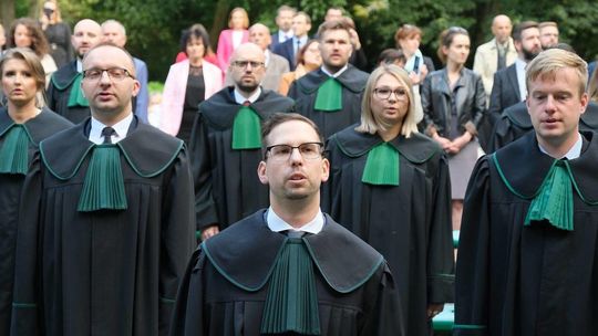 Ślubowanie adwokatów w Muszli Koncertowej Ogrodu Saskiego.