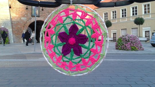 Bombardowanie włóczką dla Europejskiego Tygodnia Zrównoważonego Transportu Bombardowanie włóczką dla Europejskiego Tygodnia Zrównoważonego Transportu