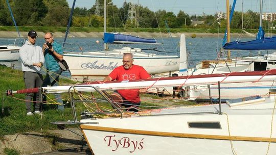 Wodowanie jachtu TyByś na Zalewie Zemborzyckim