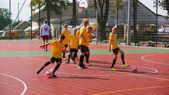 Męcz urzędników Urzędu Marszałkowskiego z młodzieżą w Starym Bazanowie Męcz urzędników Urzędu Marszałkowskiego z młodzieżą w Starym Bazanowie
