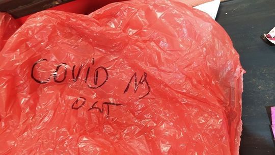 Odpady medyczne w sortowni w Srebrzyszczu