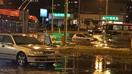 Autobusy i samochody brną w wodzie po burzy w Lublinie
