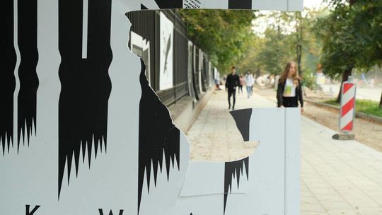 Zdewastowane plakaty na parkanie Ogrodu Saskiego