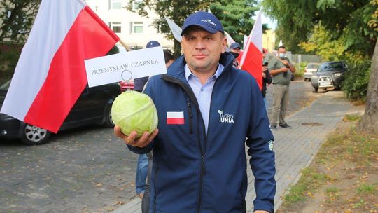 Protest rolników przed biurem poselskim Przemysława Czarnka