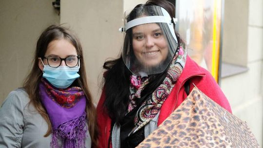 Żółta strefa w Lublinie: przechodnie w maskach ochronnych