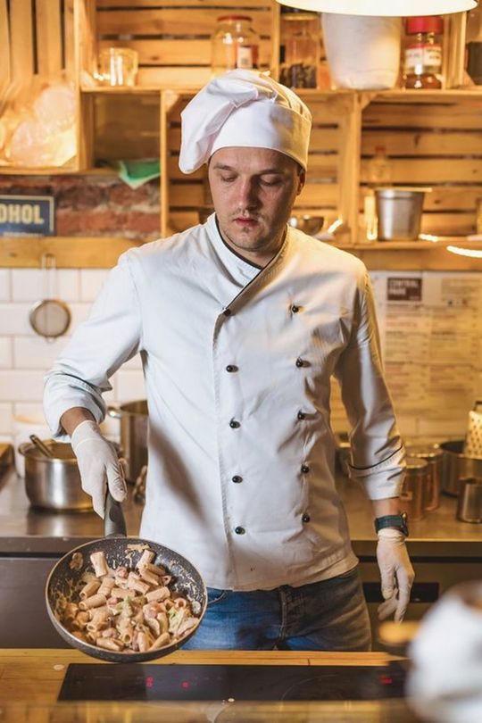 Mateusz Okomski, menedżer restauracji Central Park Bistro w Puławach