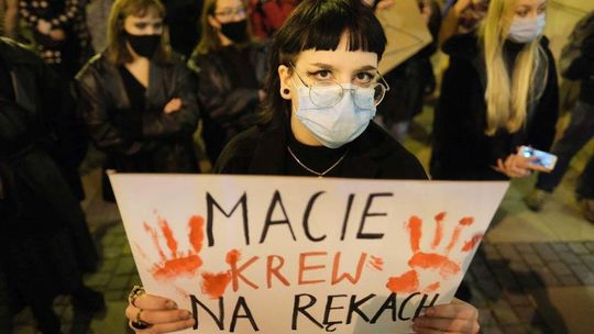 Pogrzeb Praw Kobiet pod biurami PiS w Lublinie