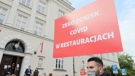 Protest pracowników branży gastronomicznej przed Lubelskim Urzędem Wojewódzkim 
