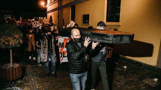 Marsz żałobny dla praw kobiet w Zamościu
