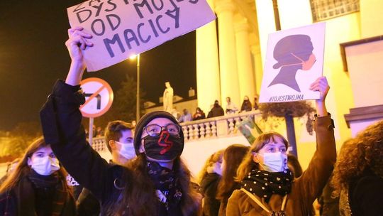 Protest kobiet przed Archikatedrą Lubelską Protest kobiet przed Archikatedrą Lubelską