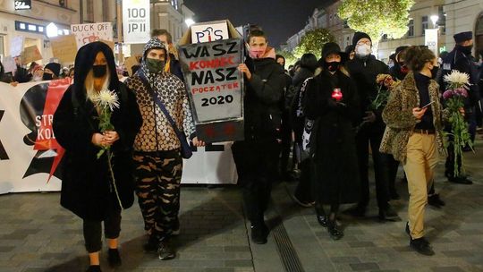 Chryzantemy, wiązanki i znicze przed siedzibą PiS w Lublinie Chryzantemy, wiązanki i znicze przed siedzibą PiS w Lublinie