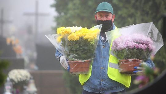 Kazimierzówka - rozkładanie na cmentarzu kwiatów i zniczy