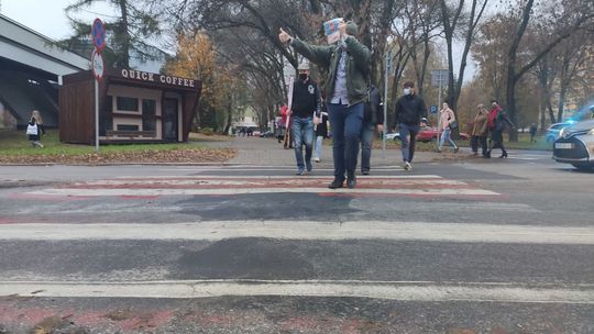 Blokowanie przejść dla pieszych na ul. Sowińskiego w Lublinie