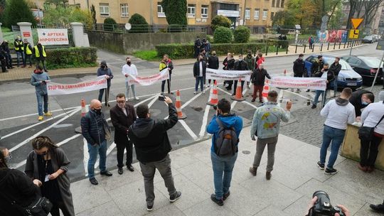Właściciele lokali gastronomicznych pikietowali przed Lubelskim Urzędem Wojewódzkim