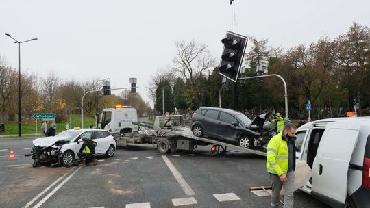 Wypadek na skrzyżowaniu ul. Walecznych i al. Andersa. Uszkodzona sygnalizacja