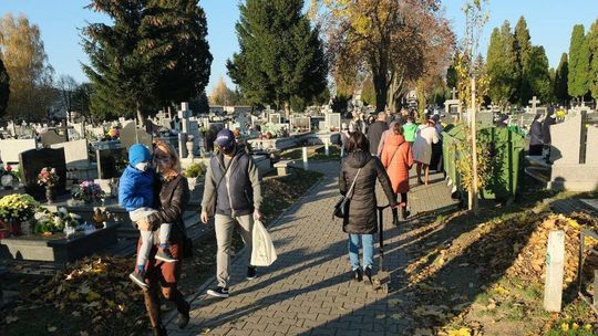 Cmentarz przy ul Walecznych, niedzielne popołudnie