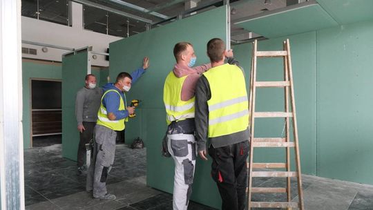 Budowa szpitala polowego w hali Targów Lublin