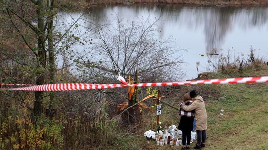 Kwiaty i znicze na miejscu wypadku w Opatkowicach Kwiaty i znicze na miejscu wypadku w Opatkowicach