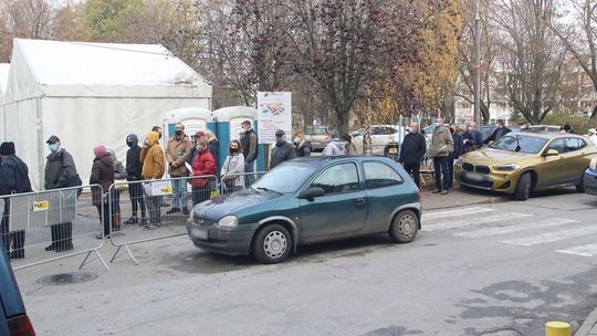 Kolejka do przychodni przy SPSK-4