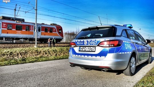 Gołaszyn. Ominął zapory na przejeździe kolejowym i wjechał pod pociąg