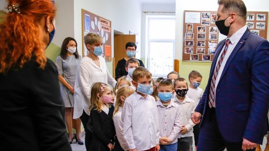 Przemysław Czarnek wręcza tablety