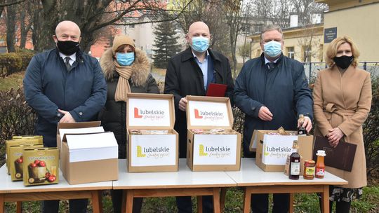 Marszałek województwa przekazuje produkty regionalne medykom