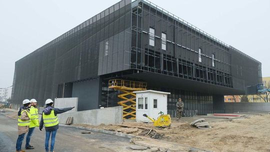 Prace wykończeniowe w nowej hali sportowej Uniwersytetu Medycznego