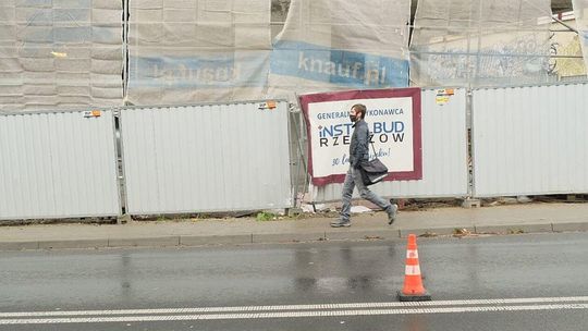 Uszkodzone ogrodzenie budowy. Utrudnienia na ul. Dolnej 3 Maja w Lublinie