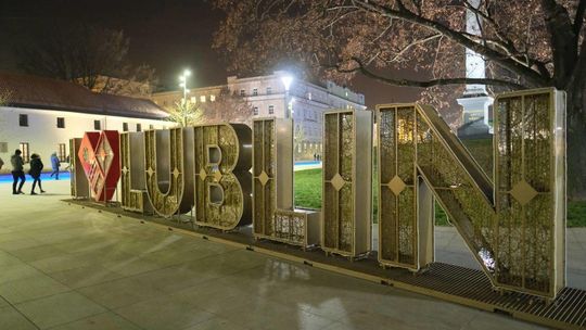Protest samorzadów: wygaszenie iluminacji na pl. Litewskim