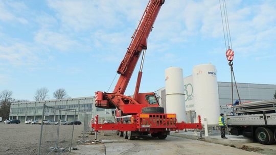 Szpital tymczasowy w Targach Lublin: montaż zbiorników na tlen
