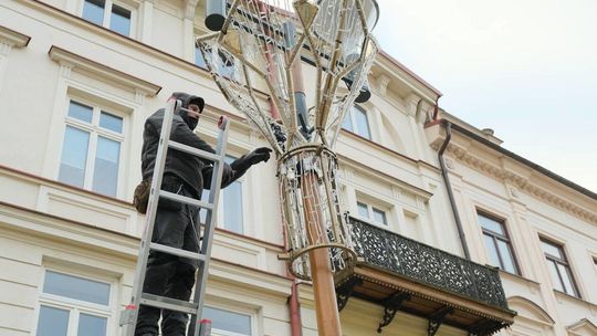 Montaż światecznej iluminacji na lubelskim deptaku