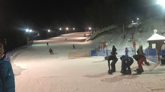 Pierwsi narciarze na pierwszym otwartym stoku w regionie