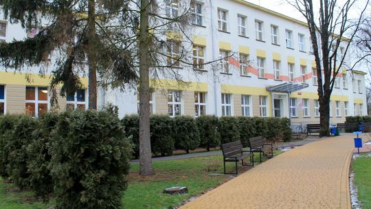 Nauczyciele murem za dyrektorką SP 2 w Puławach Nauczyciele murem za dyrektorką SP 2 w Puławach