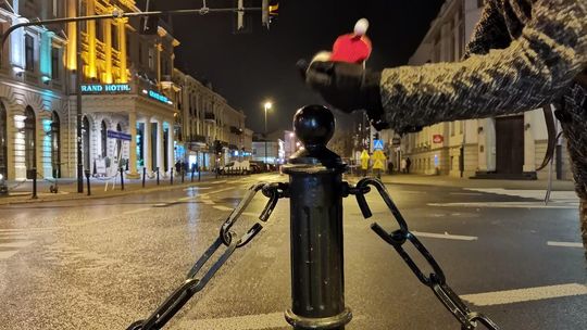 Bombardowanie włóczką. Instalacja na 6 grudnia