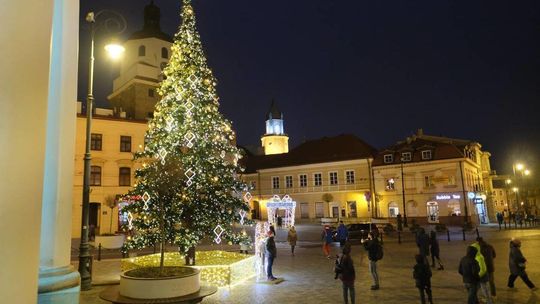 Świąteczna iluminacja miasta w komplecie: choinka już cieszy przechodniów