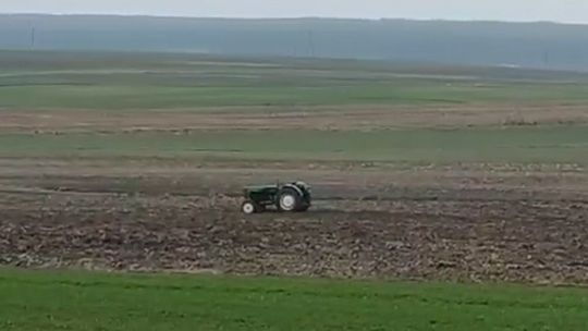 Ciągnik sam jeździł po polu