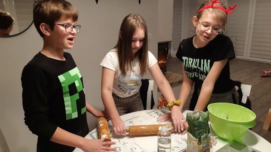 W Szkole Podstawowej nr 11 im. Henryka Sienkiewicza w Puławach uczniowie zrobili Eko-kalendarz Adwentowy z naturalnych materiałów oraz z materiałów z recyklingu