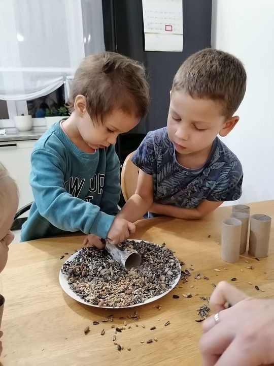 Z inicjatywy Koła Gospodyń Wiejskich w Stoczku powstała „EkoBanda”, do której należało 12 dzieci w wieku od 3 do 13 lat, które robiły karmniki oraz budki lęgowe