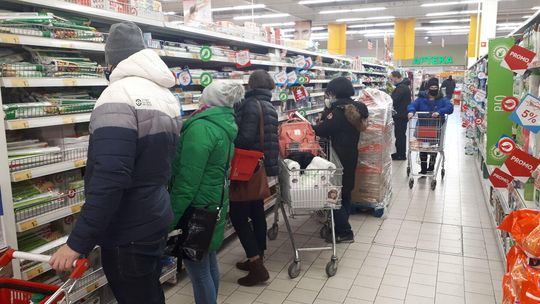 Tłumy klientów sklepach Lidl i Auchan