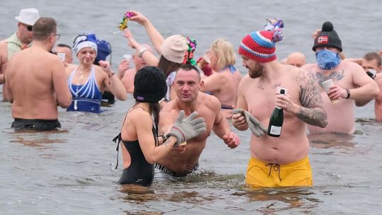 Lubelskie morsy świętowały Nowy Rok podczas kąpieli w Zalewie Zemborzyckim
