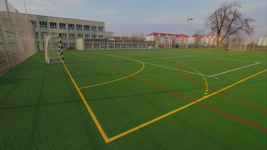 Boisko obok szkoły przy ul. Nałkowkich kusi nowością i czeka na uczniów 