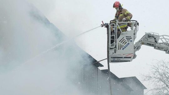 Przy ul. Smoluchowskiego płonie hala magazyn sprzętu AGD