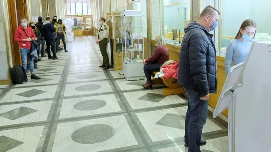 Kolejka do automatu liczącego bilon w NBP